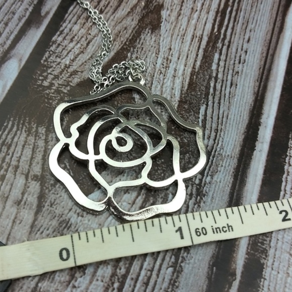 NEW Silver tone Flower Pendant Necklace - Picture 2 of 4